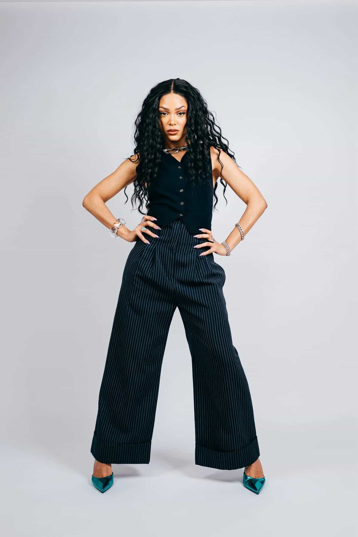 Long Distance invites SAVVV