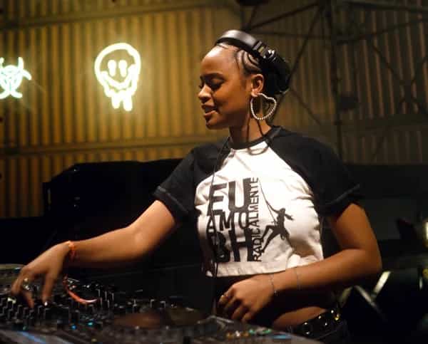 Mequetrefismo invites Akila